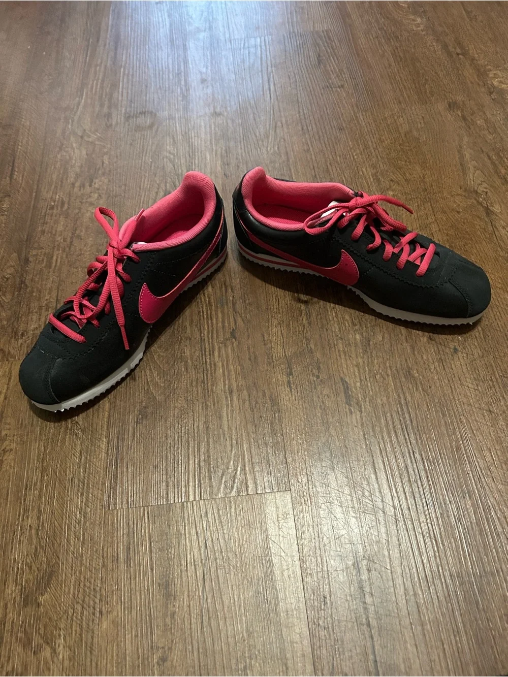 Nike Women’s Black and Hot Pink Low-Top Sneakers